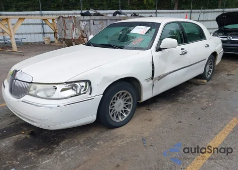 2001 Lincoln Town Car Signature from USA, damaged, VIN 1LNHM82W41Y689143